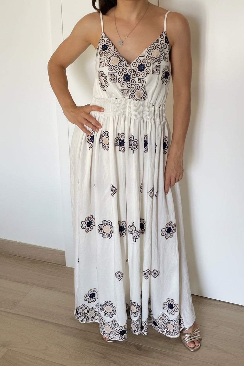Vestito lungo bianco e blu con vita elasticizzata