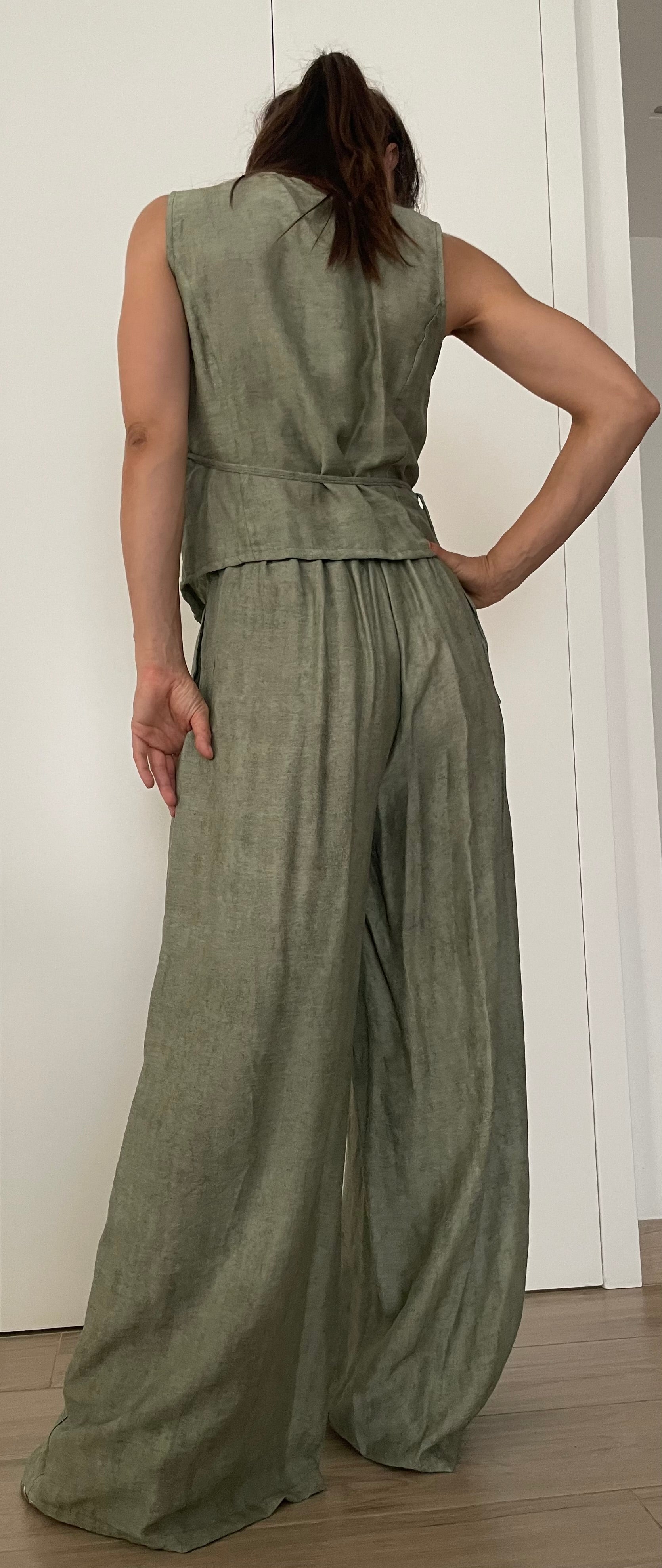 Coordinato lino verde salvia - top a portafoglio e pantalone palazzo, vista posteriore