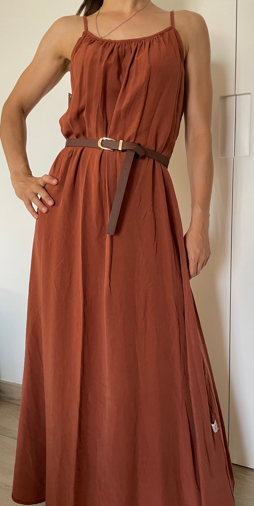 Abito Lungo Terracotta con Cintura – Halter Neck