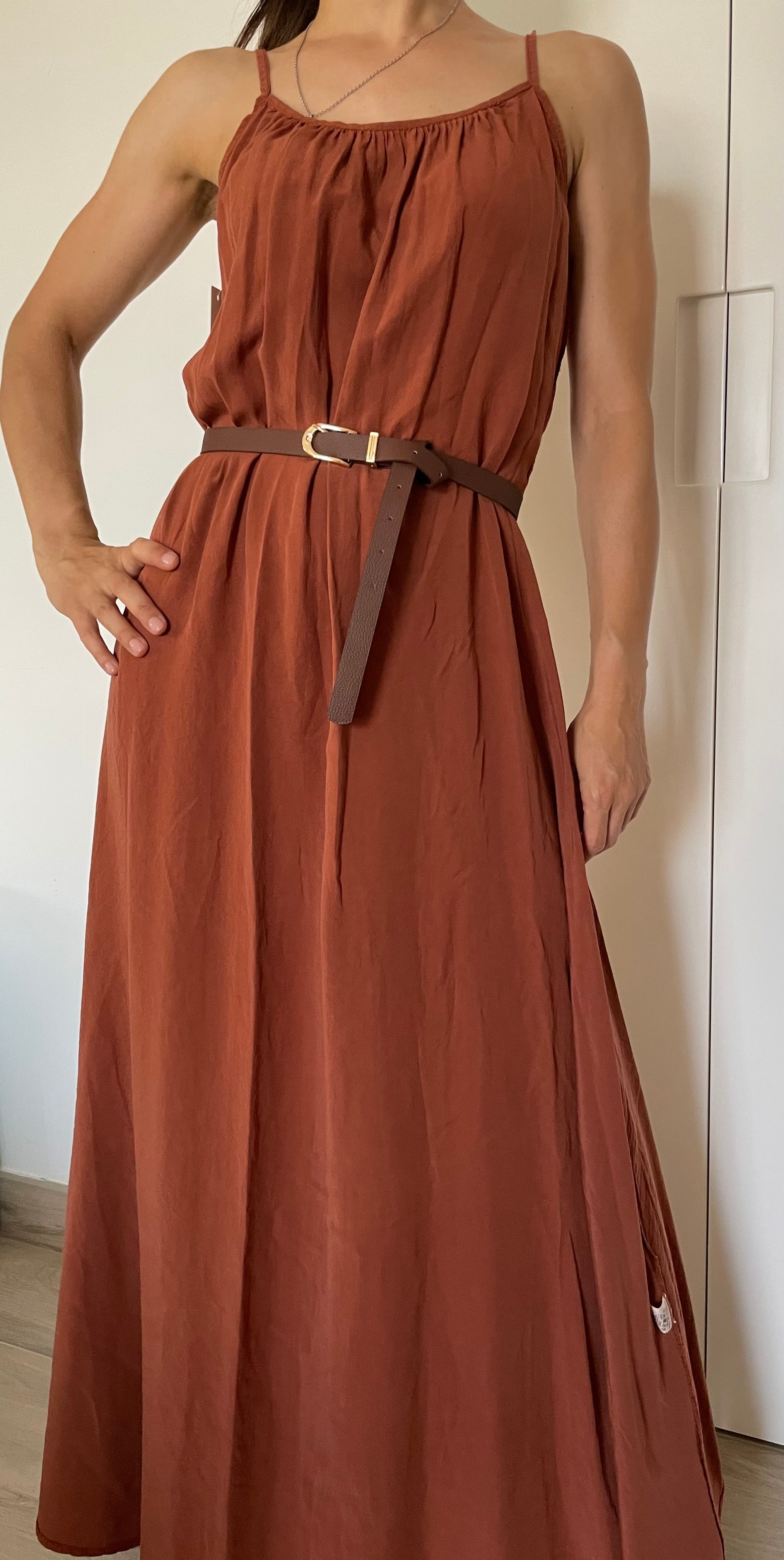 Abito Lungo Terracotta con Cintura – Halter Neck