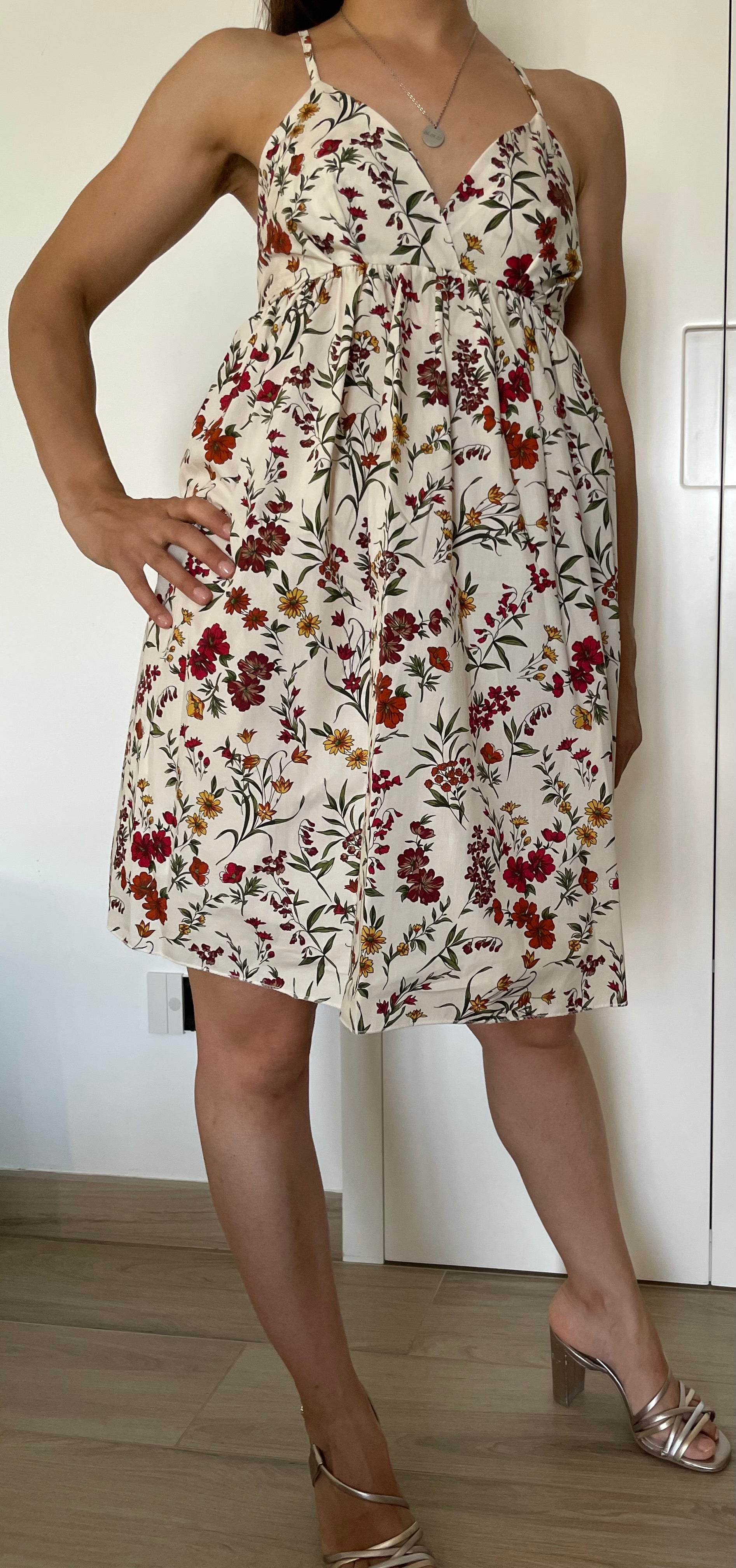 Vestito Floreale Panna – Scollo V Schiena Aperta