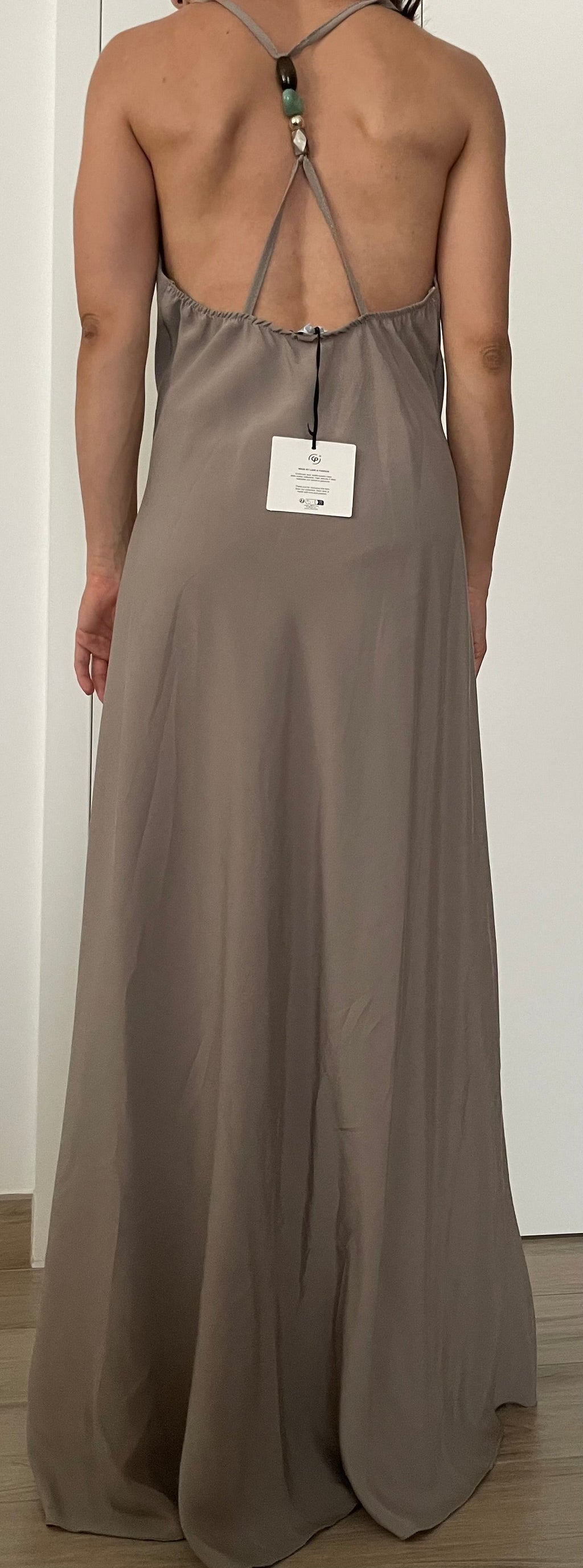 Maxi Dress Taupe Schiena Aperta con Dettaglio Gioiello