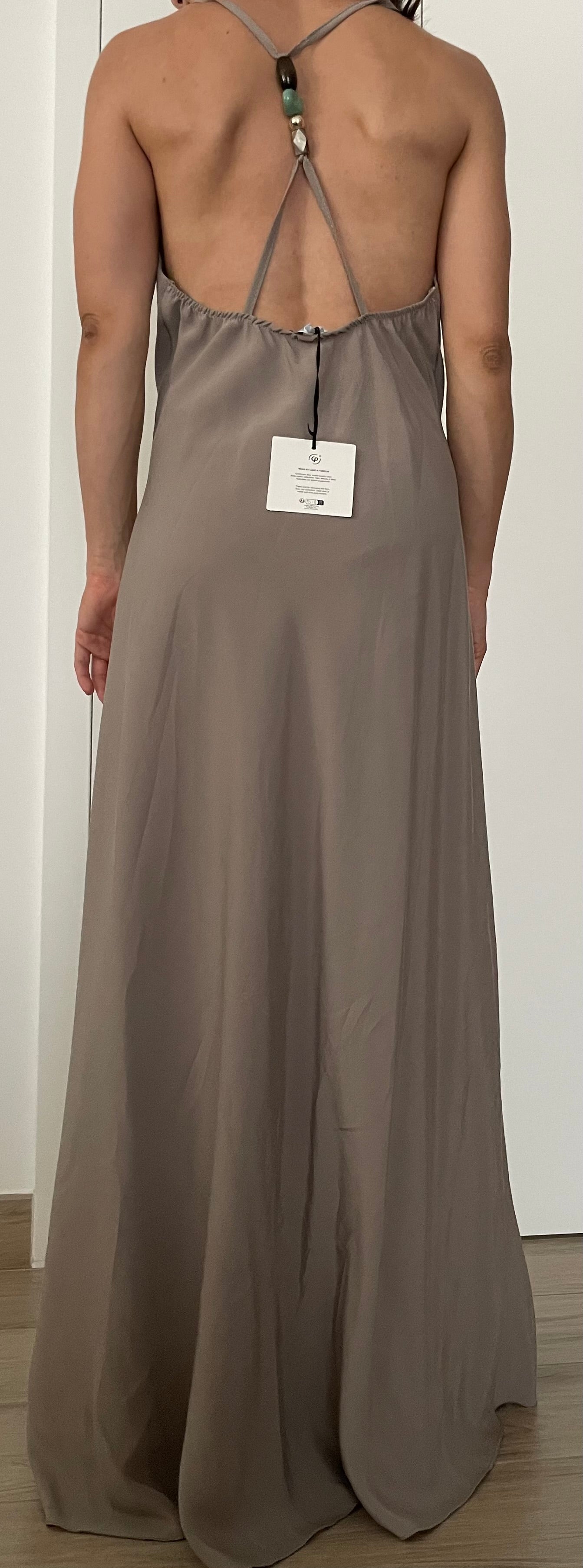 Maxi Dress Taupe Schiena Aperta con Dettaglio Gioiello
