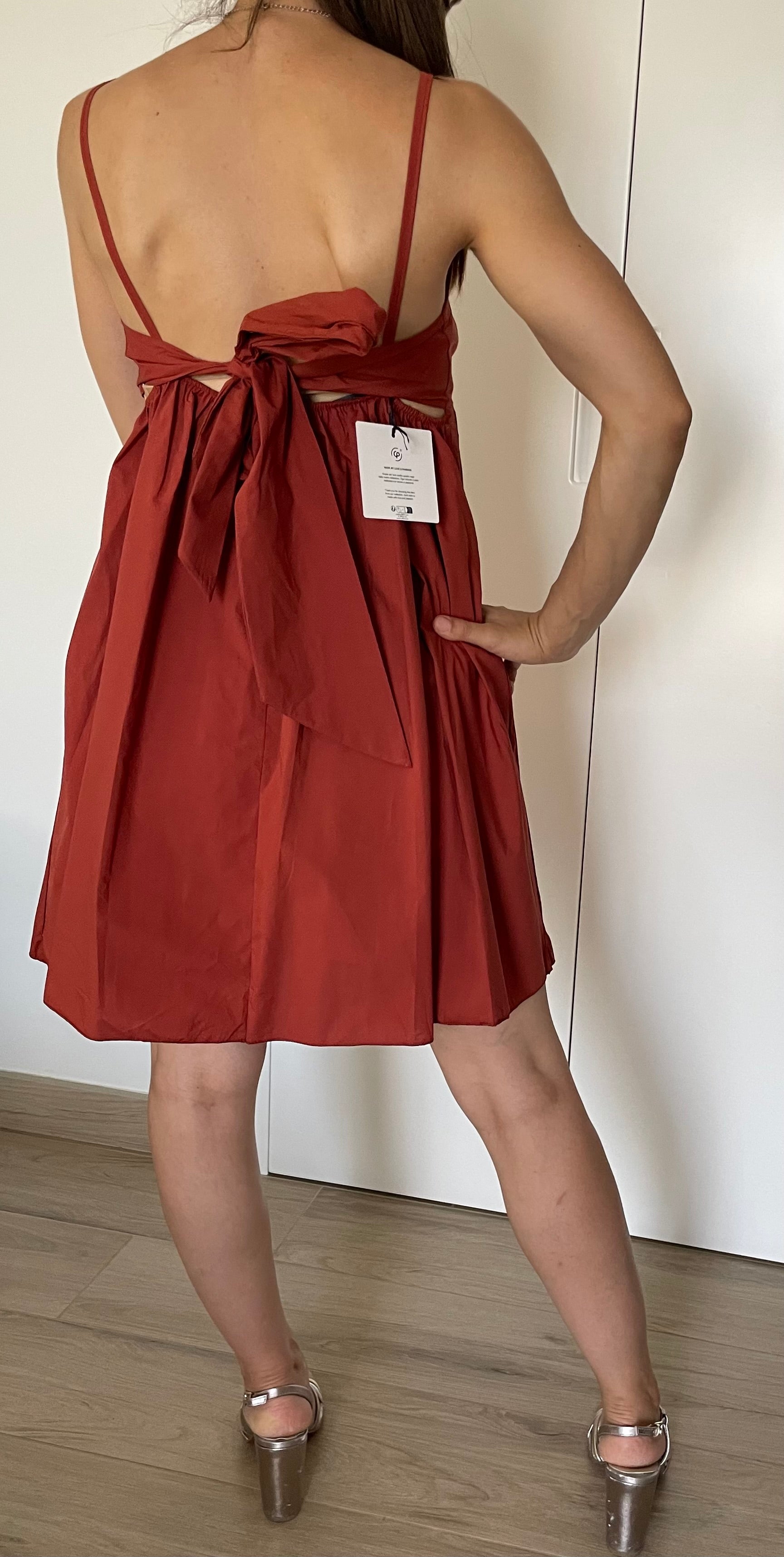 Vestito Rosso Mattone con Fiocco – Scollo V