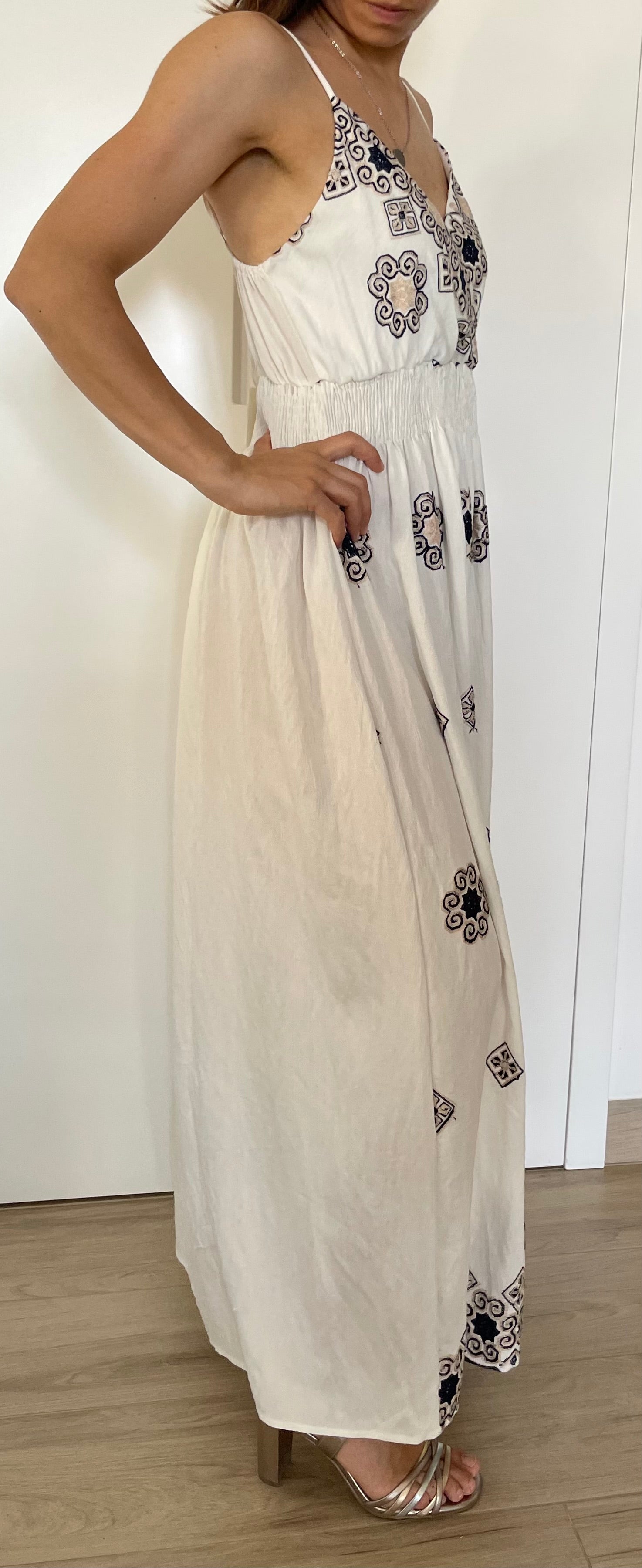 Vestito lungo bianco e blu con vita elasticizzata
