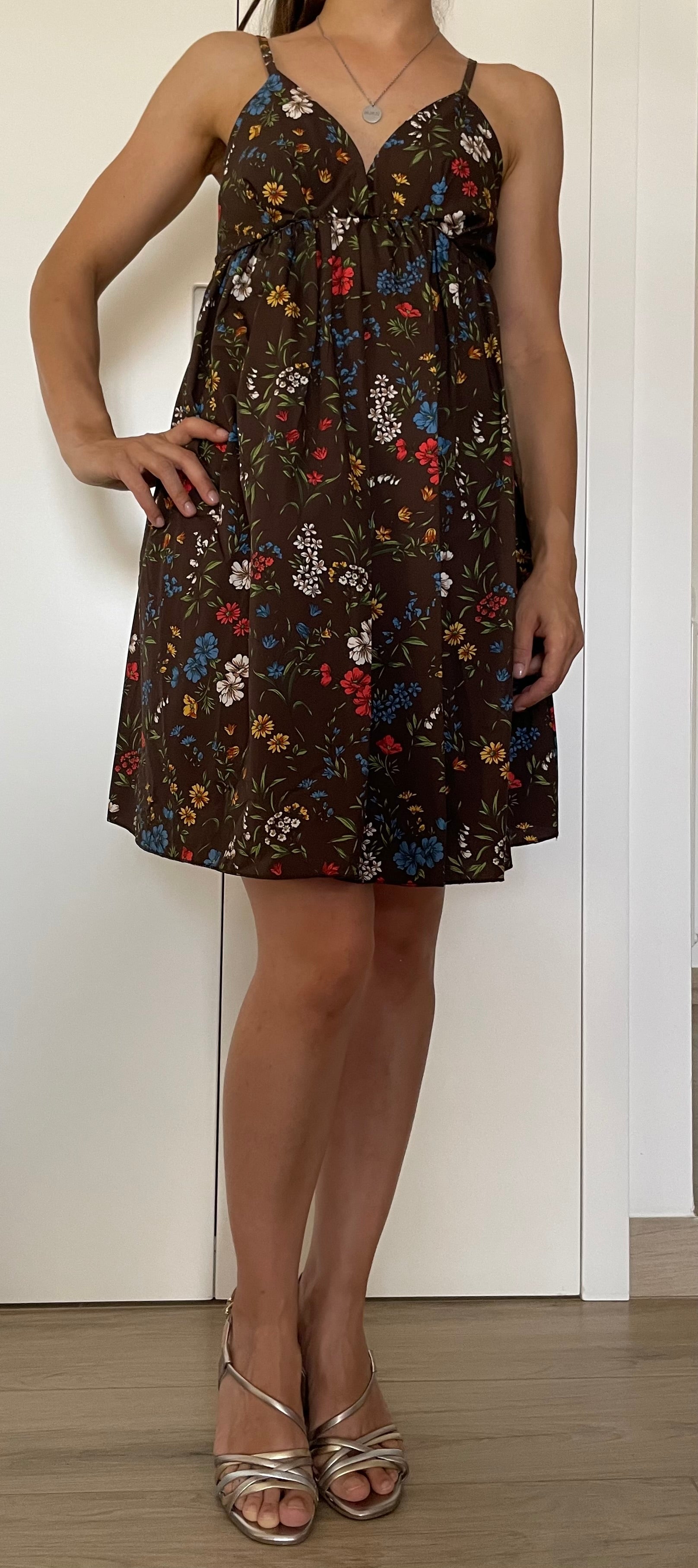 Vestito Floreale Marrone – Scollo V con Fiocco