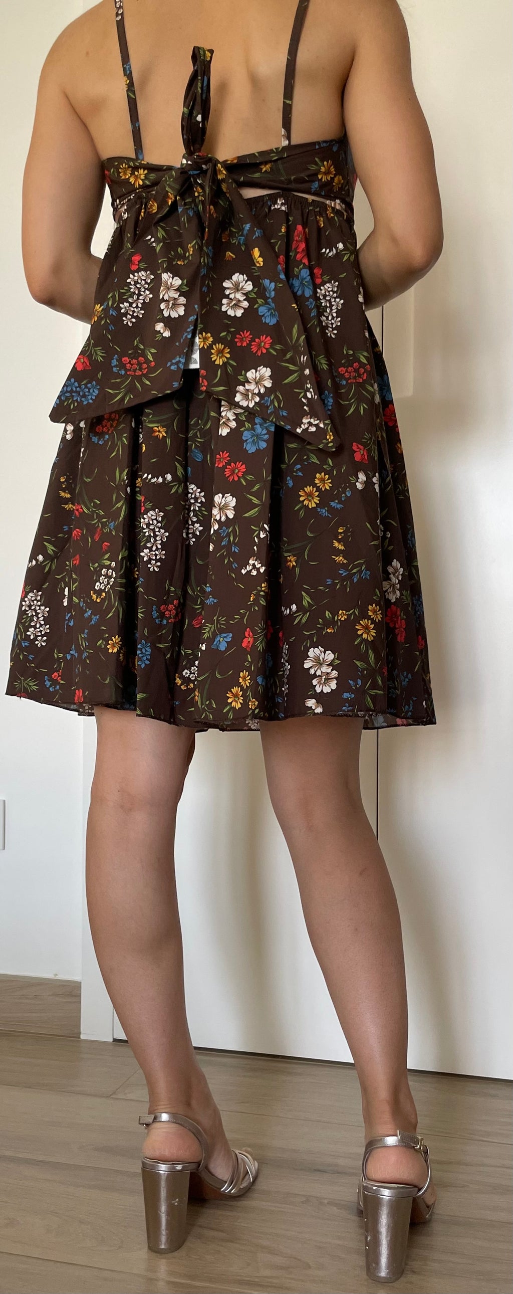Vestito Floreale Marrone – Scollo V con Fiocco